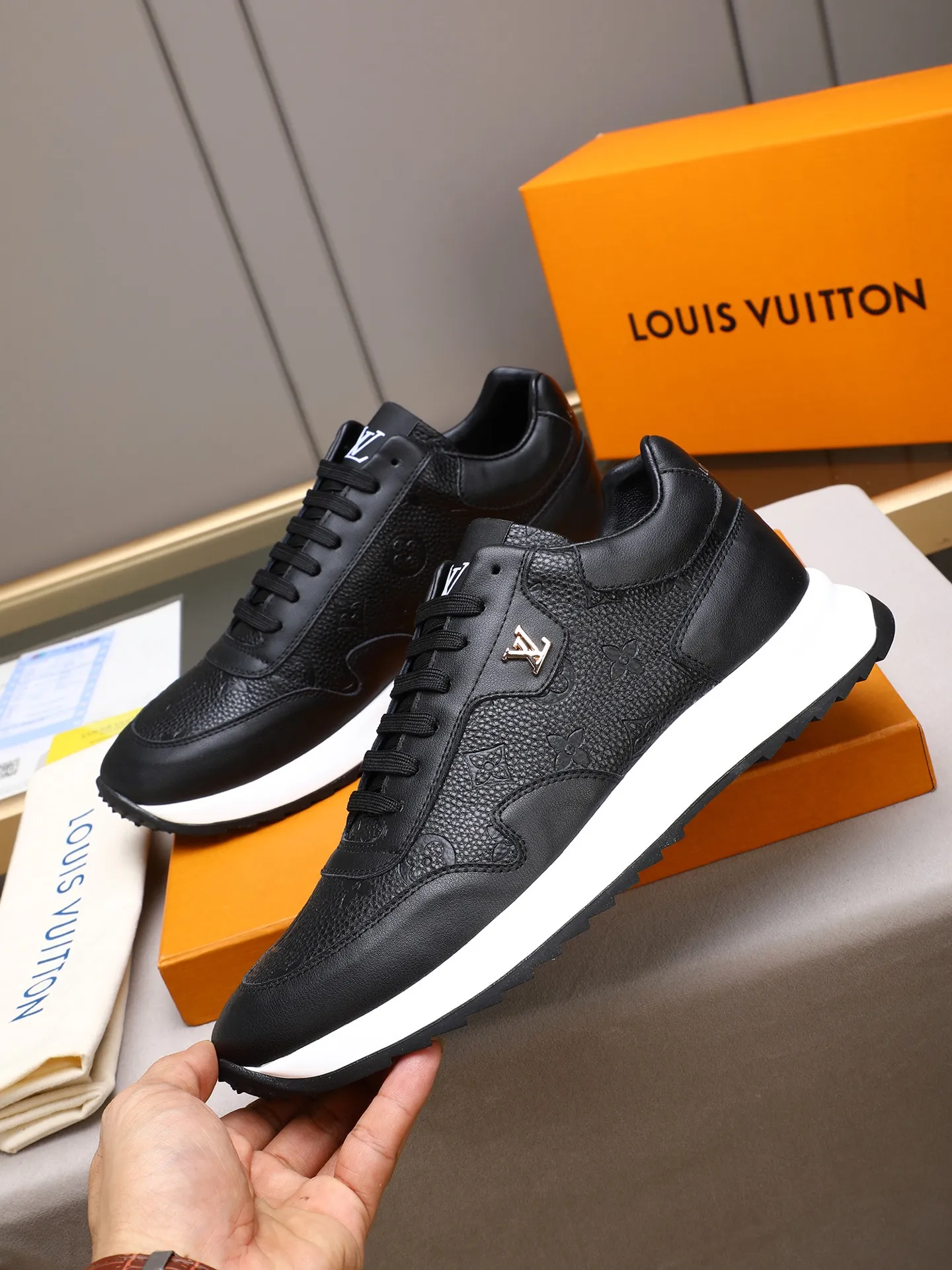 Men's shoes 💰460 [LV] Imported calfskin embossed, breathable first-layer sheep lining ✊✊Fashionable, crisp, stylish, more eye-catching and more classy. It will subvert the old idea and be a must-have for fashionistas who want to spend time with you! Must keep it for yourself! High and comfortable but low, high-end quality workmanship. 38-44 (45 customized)